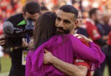 ليندا-هنري.-ماذا-تعرف-عن-المرأة-التي-حضنت-محمد-صلاح-في-الملعب؟
