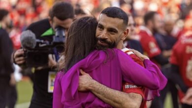 ليندا-هنري.-ماذا-تعرف-عن-المرأة-التي-حضنت-محمد-صلاح-في-الملعب؟
