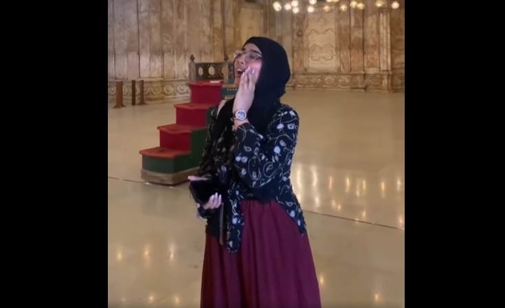 فيديو-لفتاة-ترفع-الأذان-داخل-مسجد-يثير-جدل-واسع-في-مصر.-ما-القصة؟