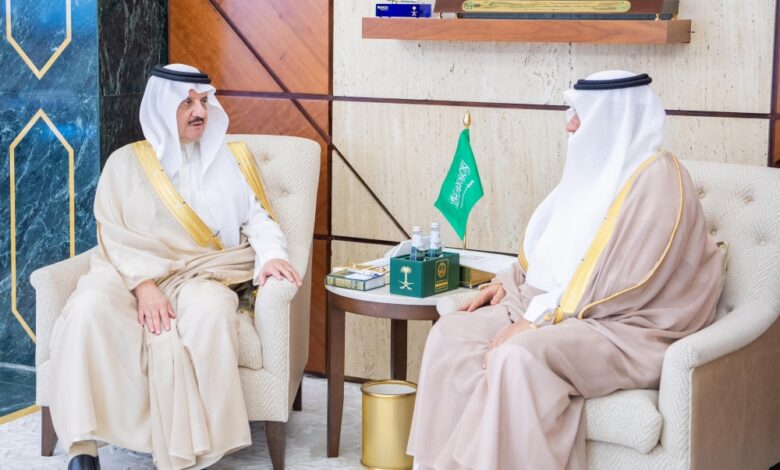 أمير-المنطقة-الشرقية-يستقبل-مدير-عام-فرع-الشؤون-الإسلامية-ويطّلع-على-إنجازات-الفرع