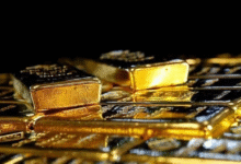 الذهب-يعود-للارتفاع-بعد-أدنى-مستوى-في-شهر.-والمستثمرون-يترقبون-بيانات-أمريكية-حاسمة