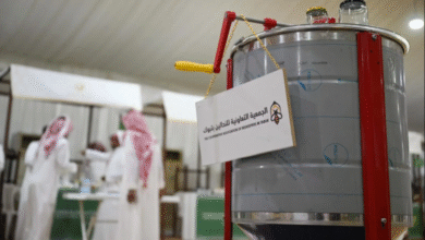 جمعية-النحالين-بتبوك-تُعرّف-زوار-مهرجان-العسل-بتقنيات-تربية-النحل