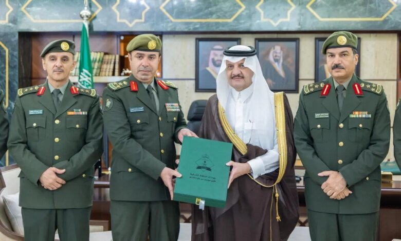 أمير-المنطقة-الشرقية-يستقبل-مدير-جوازات-المنطقة-ويشيد-بتطور-الخدمات-الرقمية-والمبادرات-التقنية