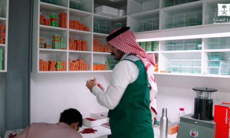 التجارة:-ضبط-مشغولات-ذهبية-مخالفة-تزن-أكثر-من-9-كلجم-بمعمل-مخالف-جنوب-الرياض