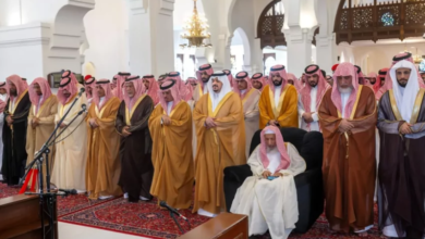 نائب-أمير-الرياض-يؤدي-صلاة-الميت-على-والدة-الشيخ-محمد-بن-حسن-آل-الشيخ
