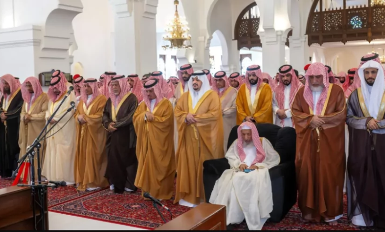 نائب-أمير-الرياض-يؤدي-صلاة-الميت-على-والدة-الشيخ-محمد-بن-حسن-آل-الشيخ