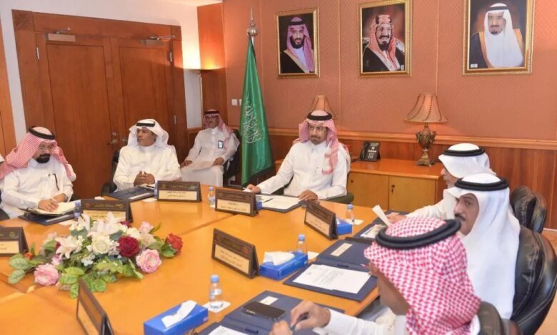 محافظ-القطيف-يوجه-بتسريع-تنفيذ-المشاريع-التنموية-ومتابعتها-ميدانيًا