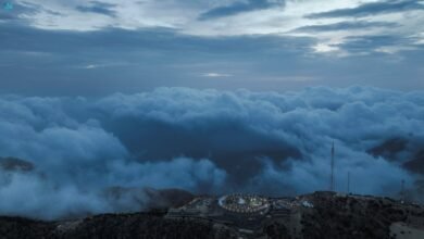 شاهد|-“سيدة-السحاب”.-الضباب-يرسم-صورة-بانورامية-على-جبال-المندق