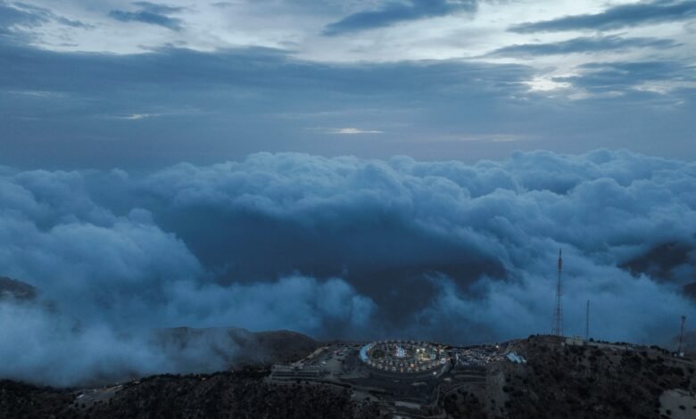 شاهد|-“سيدة-السحاب”.-الضباب-يرسم-صورة-بانورامية-على-جبال-المندق