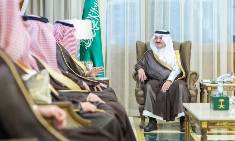 أمير-المنطقة-الشرقية-يستقبل-وكيل-وزارة-الطاقة-ويطلع-على-خطط-تعزيز-كفاءة-الخدمات-الكهربائية