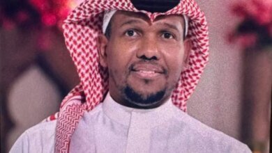 يوسف-هويمل-يستقبل-المعزين-في-وفاة-والده
