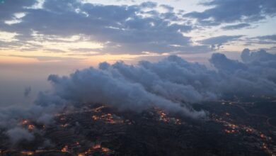 شاهد|-لوحة-طبيعية-بديعة.-الغيوم-والضباب-الكثيف-يحتضن-قمم-عسير