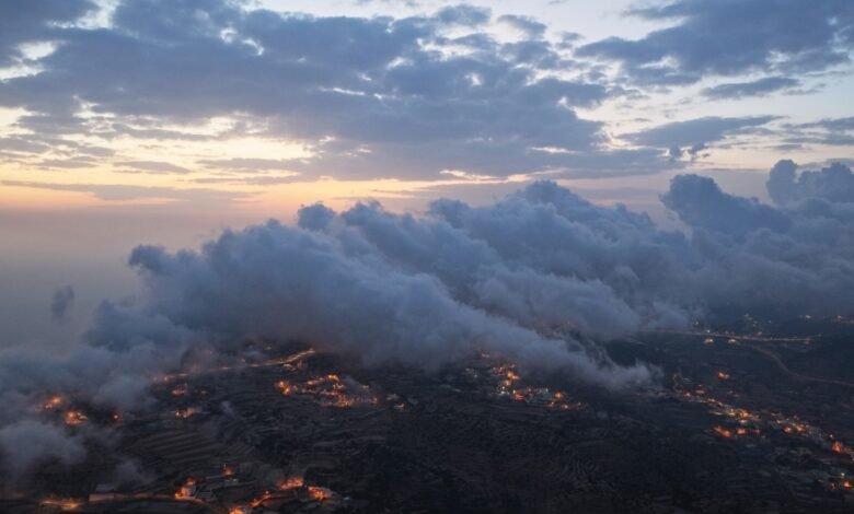 شاهد|-لوحة-طبيعية-بديعة.-الغيوم-والضباب-الكثيف-يحتضن-قمم-عسير