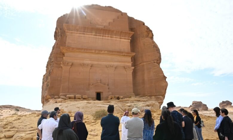 بمواقع-وفعاليات-استثنائية.-العُلا-تستقطب-السياح-من-مختلف-دول-العالم