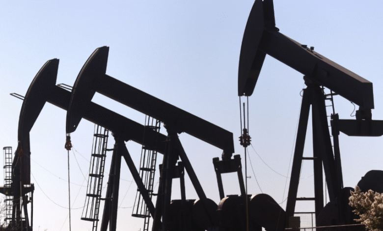 النفط-يواصل-الهبوط-لليوم-الرابع-بفعل-مخاوف-المعروض-وبيانات-المخزونات