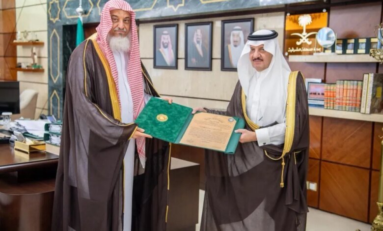 أمير-الشرقية-يستقبل-“المغلوث”-لحصوله-على-جائزة-الملك-فيصل-العالمية-في-خدمة-الإسلام