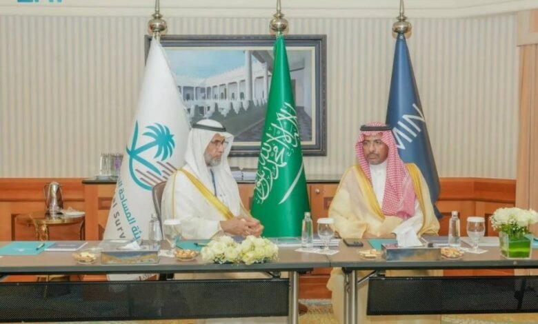 وزير-الصناعة-يبحث-تعزيز-التعاون-التعديني-مع-(seg)-و(tds)
