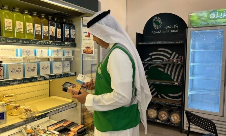 القطيف.-«ختم-الأمان»-يلاحق-المتلاعبين-بتواريخ-الصلاحية