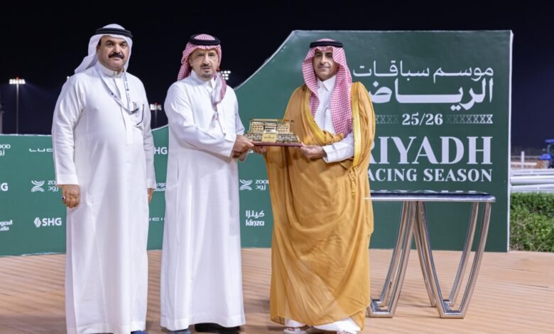 برعاية-أمير-الشرقية.-تسليم-كأس-الإمارة-لمالك-الجواد-الفائز-بميدان-الفروسية