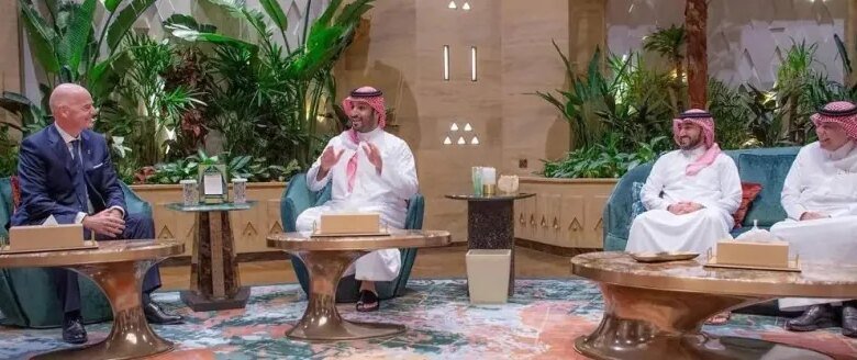 ولي-العهد-يستقبل-رئيس-الاتحاد-الدولي-لكرة-القدم
