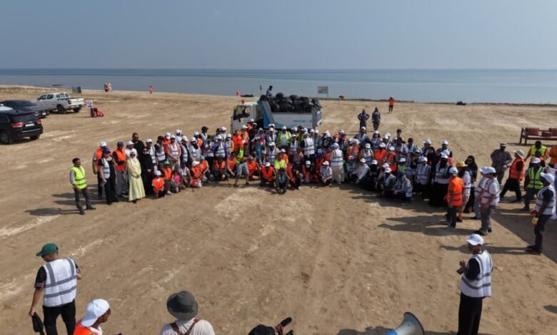 صور|-بمشاركة-15-جنسية.-متطوعون-ينظفون-120-ألف-م-2-بشاطئ-العقير