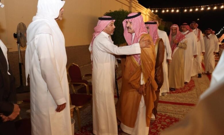 شعل-بن-ماجد-ونواف-بن-عبدالعزيز-وعمرو-الفيصل-يواسون-أسرة-باناجه-في-فقيدهما