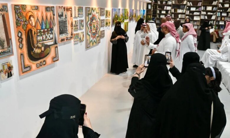 صور.-أكثر-من-60-عملًا-فنيًا-للفنانات-التشكيليات-بمعرض-ثمايل-بالدمام
