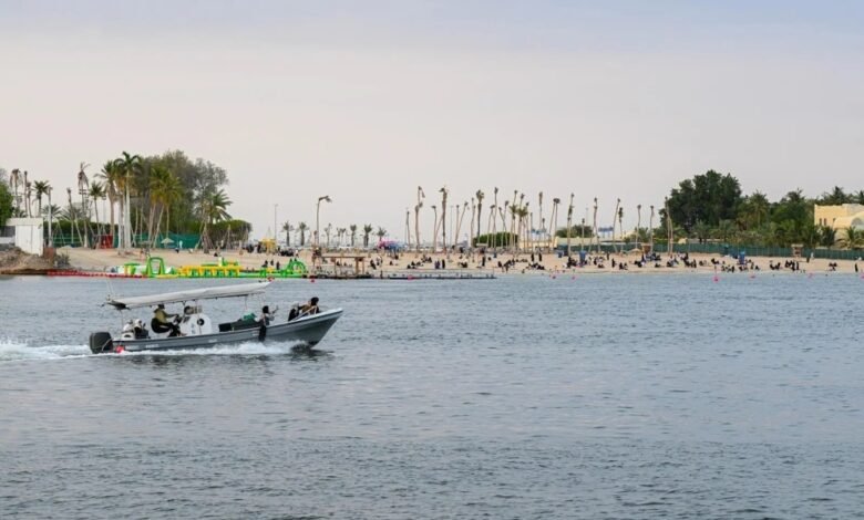 خلال-الشتاء.-شواطئ-جدة-تجذب-الزوار-بالهواء-العليل-والطبيعة-الماطرة