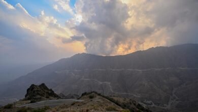 صور|-أجمل-اللوحات-الطبيعية.-السحب-الرعدية-تلامس-الجبال-في-الباحة