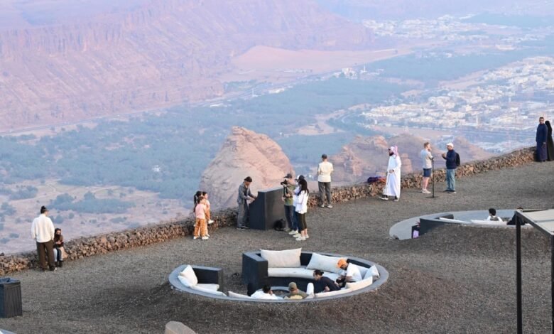 مطل-الحَرّة-في-العُلا.-نافذة-بانورامية-على-مشهد-الطبيعة-الساحرة