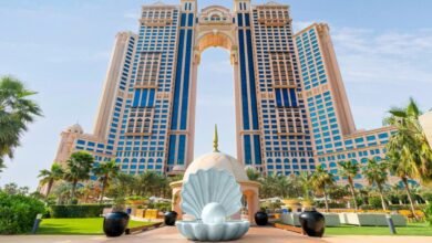 فندق-ريكسوس-مارينا-أبوظبي-يعرض-منحوتةً-فنية-للفنان-العالمي-لورينزو-كوين