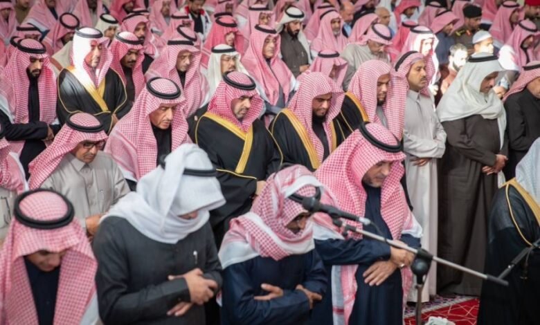 نائب-أمير-تبوك-يؤدي-صلاة-الميت-على-الشيخ-أحمد-الخريصي