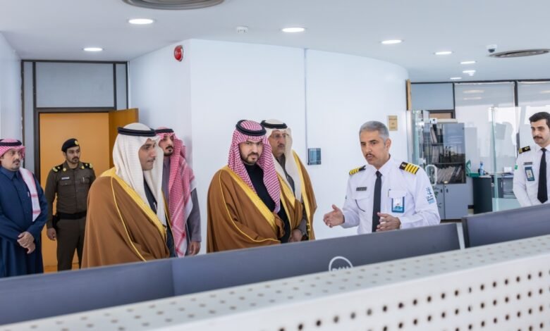 نائب-أمير-المنطقة-الشرقية-يطلع-على-أنظمة-التشغيل-والمشاريع-التطويرية-في-ميناء-الملك-عبدالعزيز-بالدمام