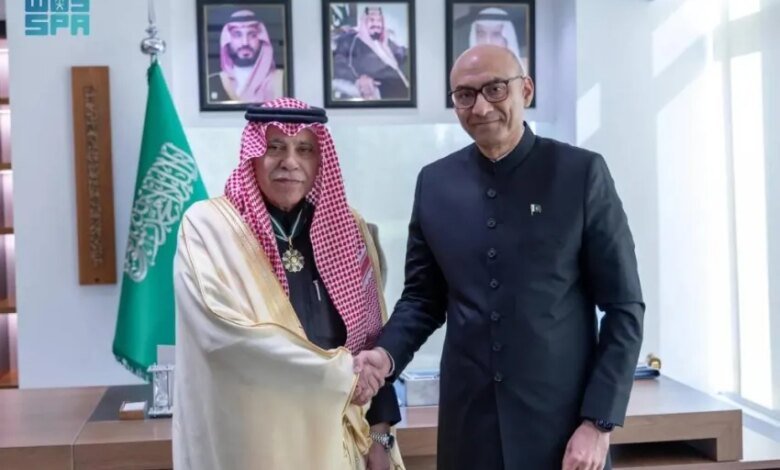 وزير-التجارة-يتقلّد-وسام-هلال-باكستان-المدني