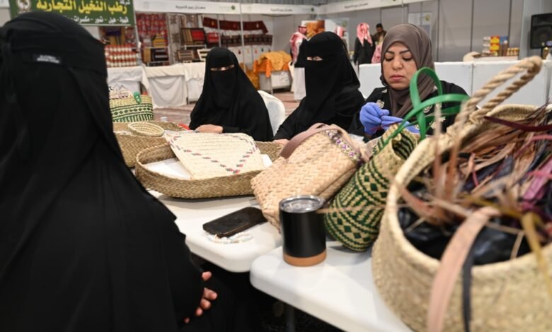 النعيرية.-ورش-عمل-لتمكين-الأسر-في-صناعات-النخيل-والمنتجات-الشعبية