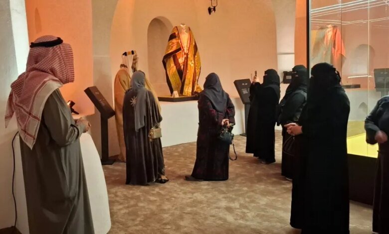 قطع-نادرة.-«البشت-الحساوي»-يستحضر-عباءات-الملك-الموحد-وأزياء-النجديات