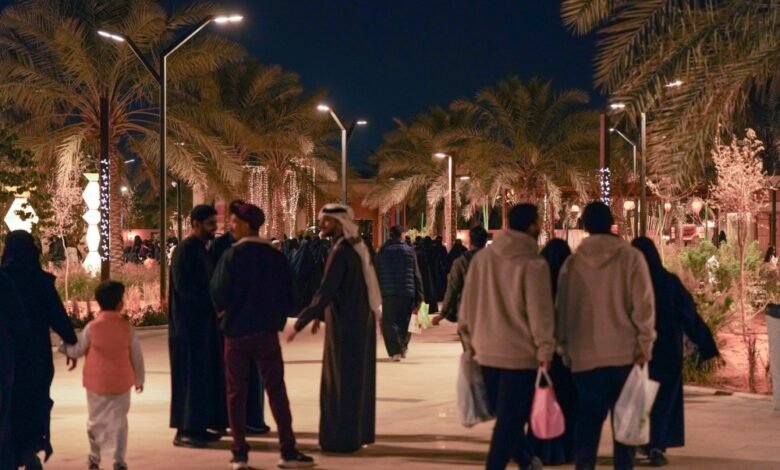 تزامنًا-مع-رمضان.-إقبال-كبير-على-شراء-التمور-في-“قرية-النخيل”-بالأحساء