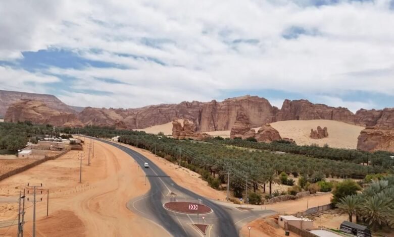 طرقات-العُلا.-لوحة-بصرية-تمتد-بين-التكوينات-الجبلية-وواحات-النخيل