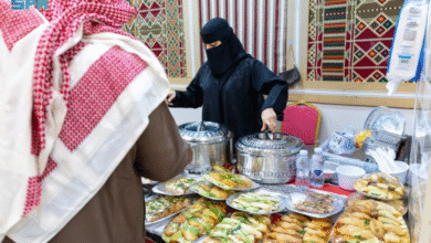 الأسر-المنتجة-في-السوق-الشعبي-بعرعر.-نكهات-رمضانية-تعكس-أصالة-الموروث-وتدعم-الاقتصاد-المحلي