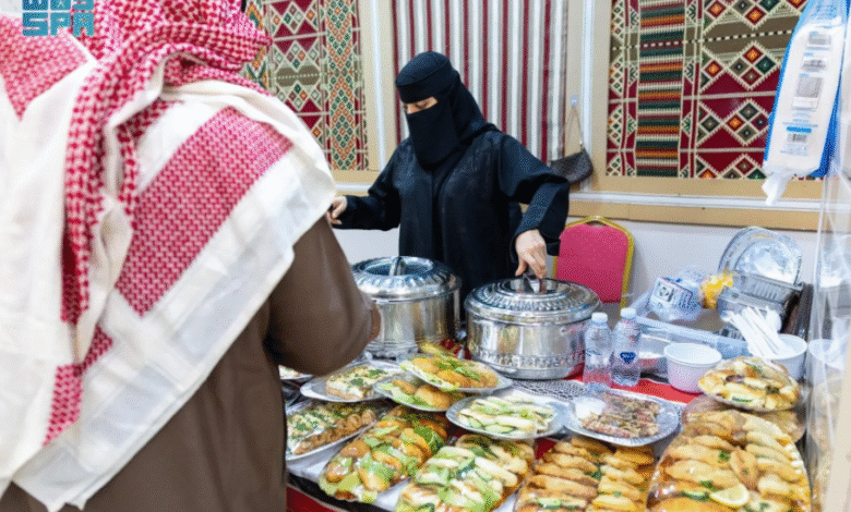 الأسر-المنتجة-في-السوق-الشعبي-بعرعر.-نكهات-رمضانية-تعكس-أصالة-الموروث-وتدعم-الاقتصاد-المحلي