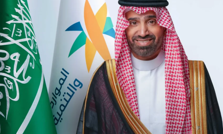 وزير-الموارد-البشرية-يصدر-قرارًا-بتعديل-جدول-المخالفات-والعقوبات-لنظام-العمل-ولائحته-التنفيذية