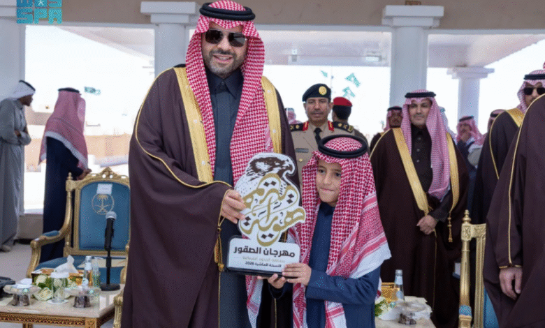 أمير-الحدود-الشمالية-يرعى-الشوط-الأخير-في-سباق-الصقور-ويتوّج-الفائزين