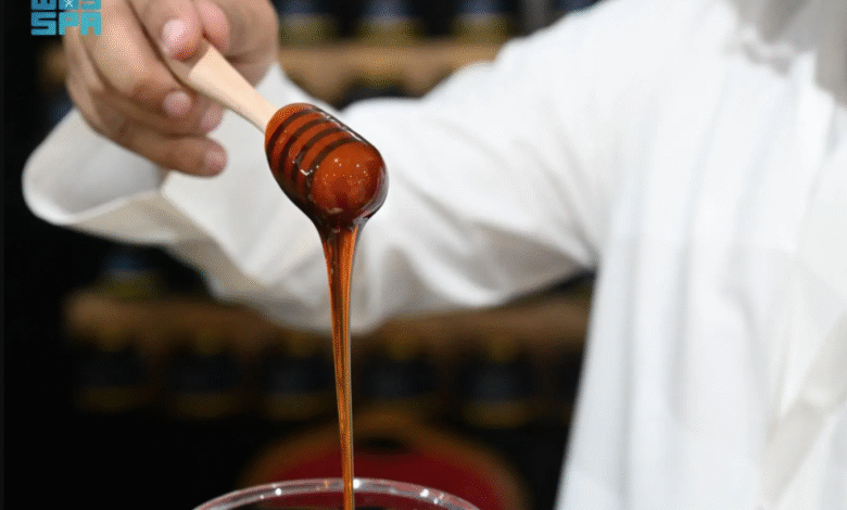 60-نحالًا-يعرضون-أكثر-من-15-نوعًا-للعسل-البلدي-في-خيمة-مهرجان-جازان-2026