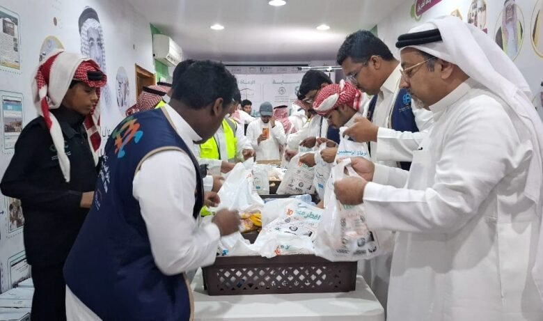 عاجل:-300-متطوع-يوزعون-1000-وجبة-إفطار-يومياً-بطريق-الأحساء-السريع