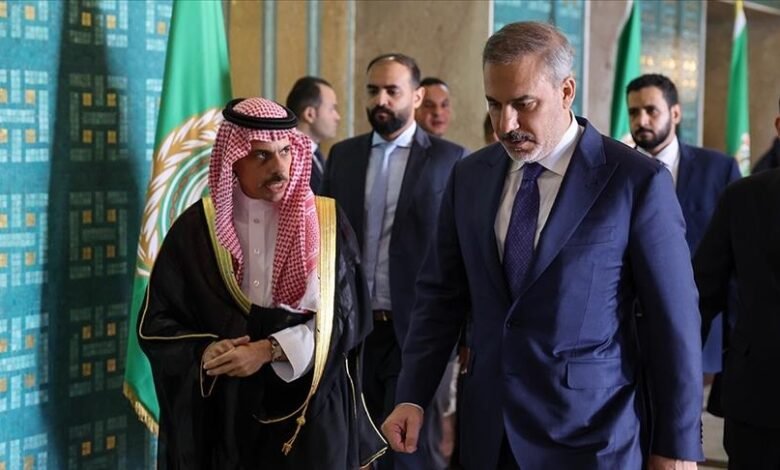 فيدان-يبحث-مع-نظيره-السعودي-الجهود-المبذولة-لوقف-الحرب-في-المنطقة