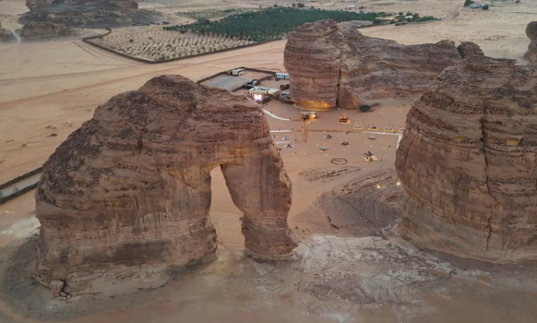 صخرة-الفيل-في-العُلا.-وجهة-مفضّلة-للأهالي-والزوار-لتناول-الإفطار