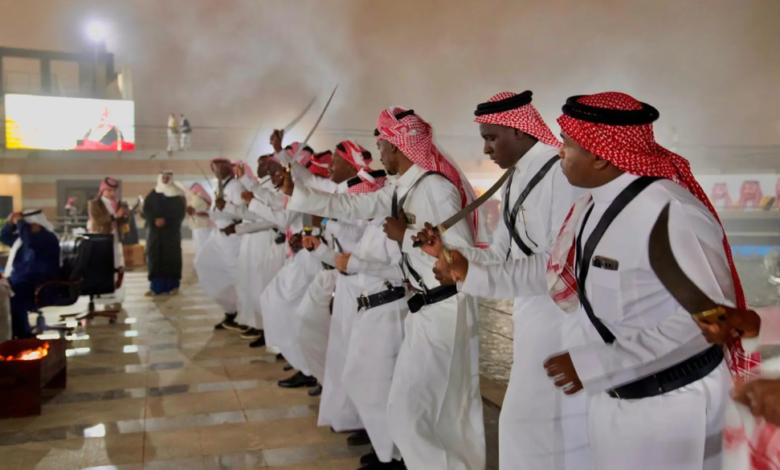 العرضة-الجنوبية-تخطف-أنظار-الزوار-وتُنعش-ليالي-العيد-في-الباحة