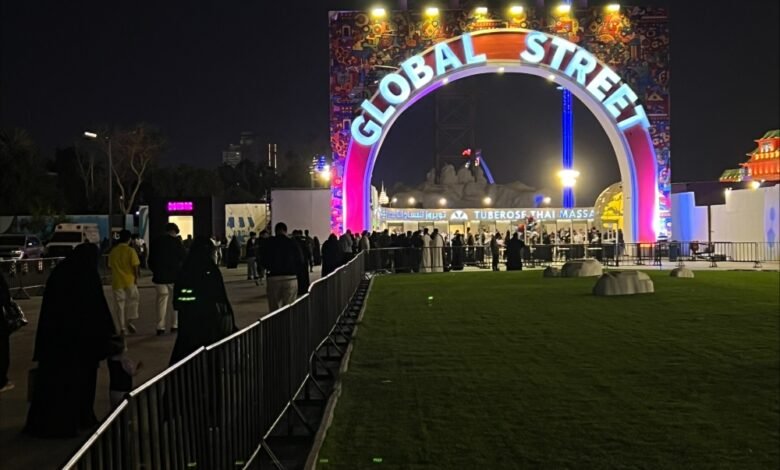 “اليوم”-ترصد:-إقبال-لافت-على-“الشارع-العالمي”-في-جدة-خلال-عيد-الفطر