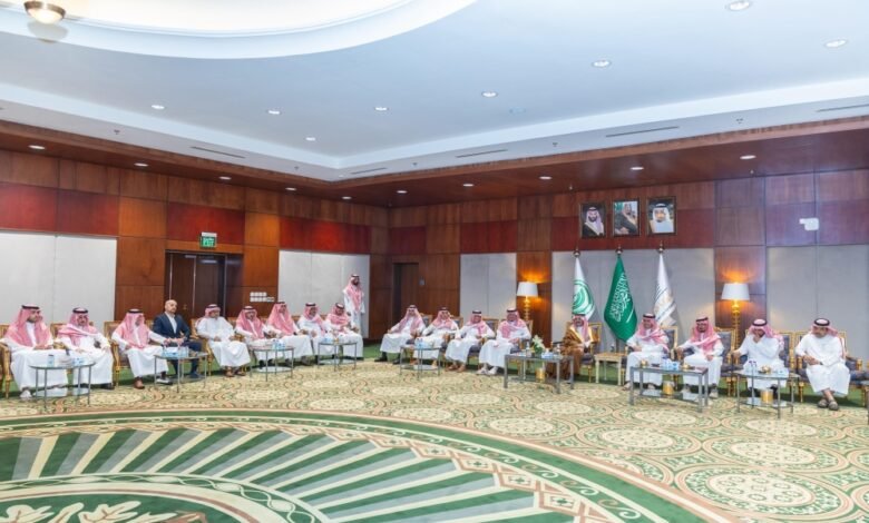 أمير-الشرقية-يقدم-العزاء-لعائلة-السهلي