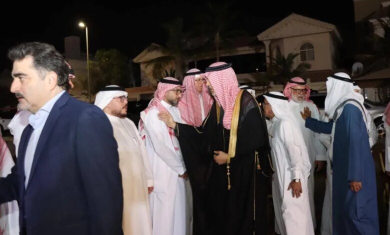 آل-أبو-الخير-يستقبلون-المعزين-في-وفاة-فؤاد
